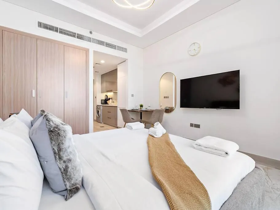 Lovely Studio With Cozy Balcony And Outdoor Pool Dubai